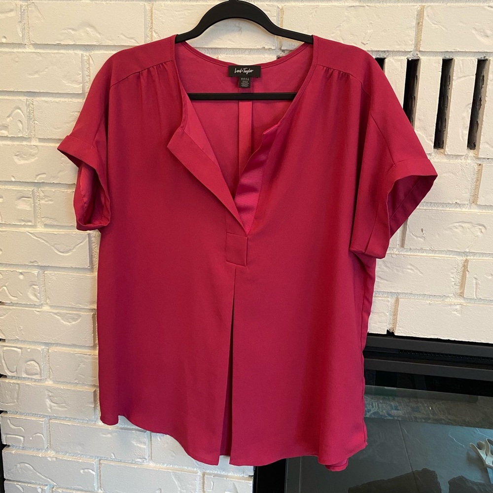 Lord & Taylor Size L Fuchsia Short Sleeve V-Neck Blouse Pretty